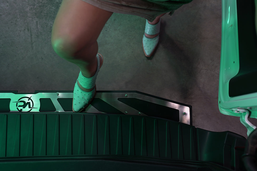 REAR TUG STEP - TRANSIT (2015-UP) by VAN COMPASS.