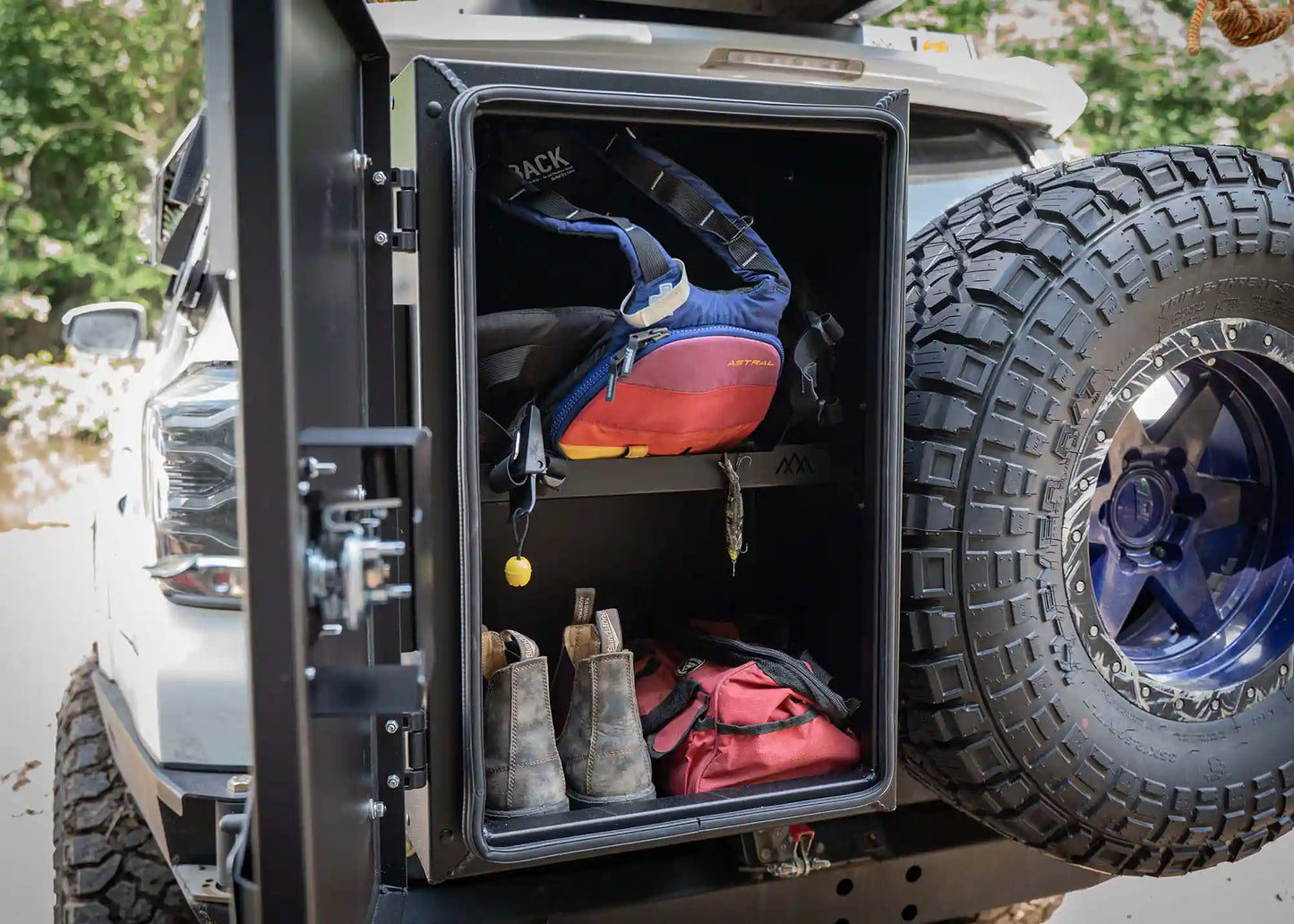 Universal Overland Storage Box (19x28x15)